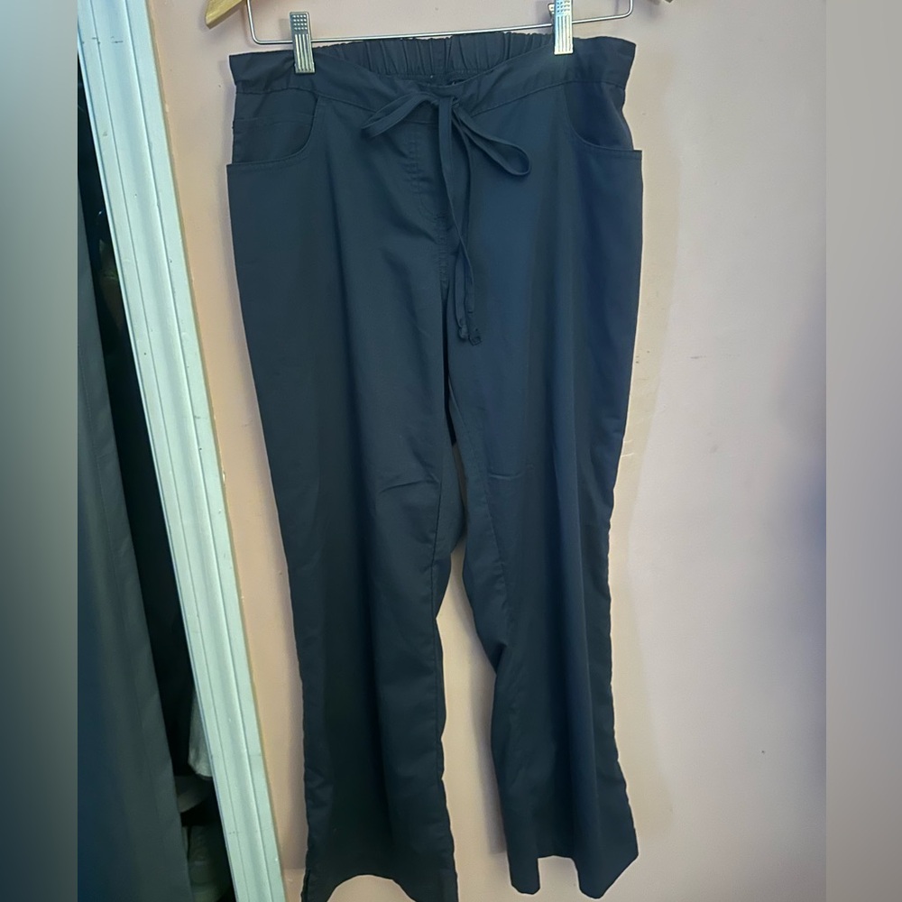 Greys Anatomy by Barco
Riley 5-Pocket Mid-Rise Flared Leg Scrub Pant